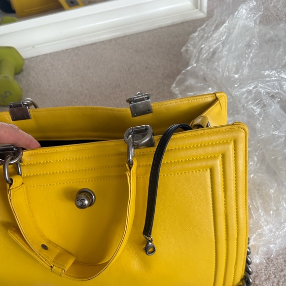 Vibrant Yellow Leather Bag - Picture 5 of 7